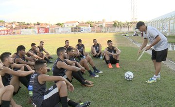 Valdomiro comanda treino do Cori-Sabbá no Tibério Nunes após adaptações na estrutura do estádio (Foto: TV Alvorada)