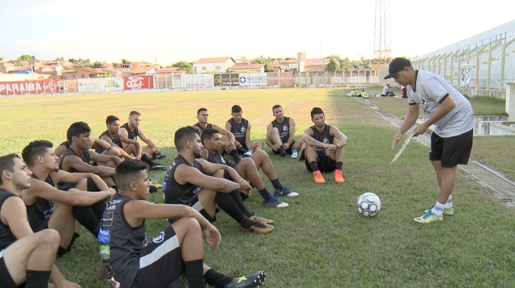 Valdomiro comanda treino do Cori-Sabbá no Tibério Nunes após adaptações na estrutura do estádio