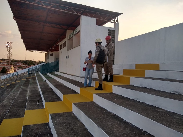 Vistoria estádio Tibério Nunes, em Floriano