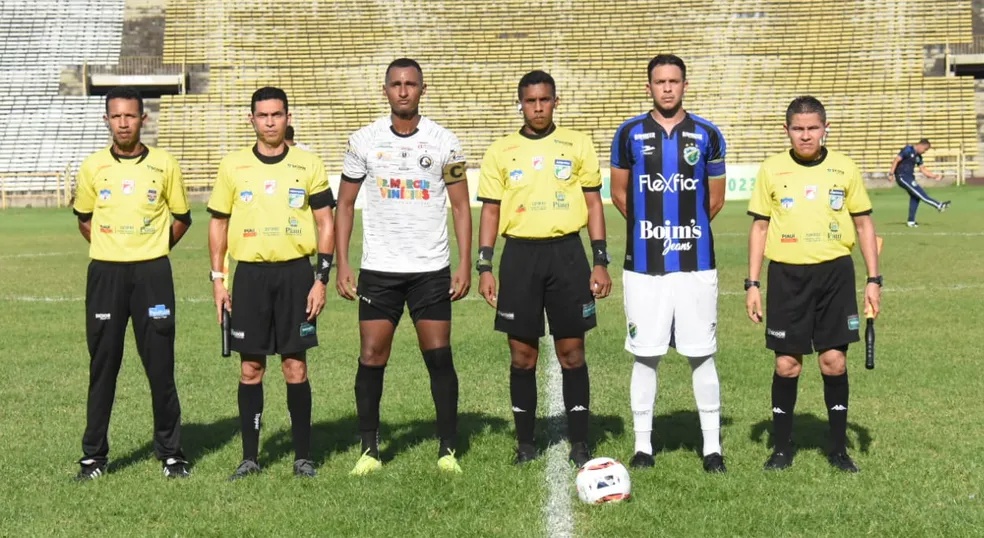 Equipe de arbitragem com Leandro Amorim, capitão do Corisabbá, Marcelo, capitão do Altos