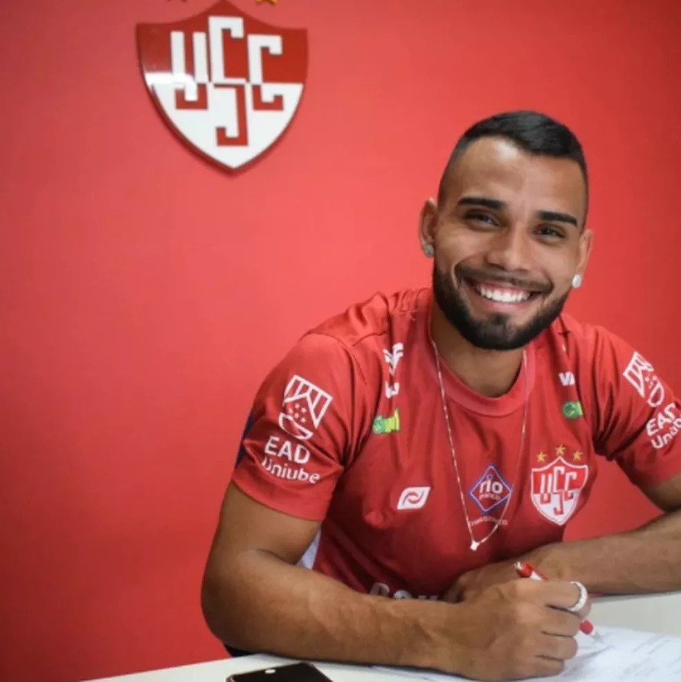 Márcio Adriano com a camisa do Uberaba, em 2022