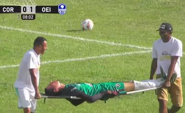 Goleiro marca gol contra bizarro em partida do Campeonato Piauiense (Foto: Nova TV Floriano)
