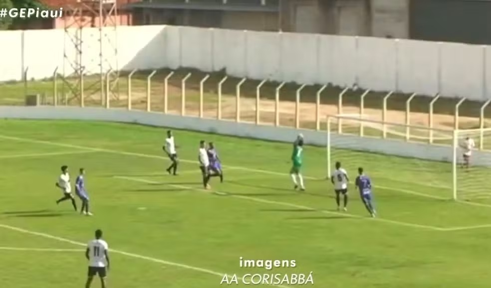 Goleiro marca gol contra bizarro em partida do Campeonato Piauiense