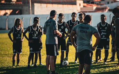 Técnico Fernando Agostini pede desligamento do clube